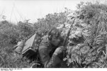 1943 Bundesarchiv Bild 101I-198-1395-05A, Russland, Funker in Deckung (1).JPG