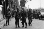Rotterdam mei 1940 - buiten cafe De Witte Ballons Rosestraat 34.jpg
