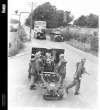 an-exercise-in-kent-a-25-pounder-field-gun-covering-a-road-british-army-2X1MNHF.webp