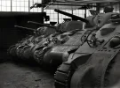 Rij vroege Shermans.webp