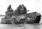 1) Churchill bergingstank met Britse bemanning tijdens vechtwagenproeven te Spaarndam, okt. 1...webp