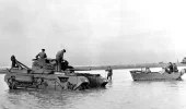 2) Churchill bergingstank met Britse bemanning en Weasel amfibie voertuig van de KL tijdens v...webp