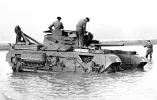 3) Churchill bergingstank met Britse bemanning  tijdens vechtwagenproeven te Spaarndam, okt. ...webp