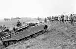 9) Beproeving Britse Centuriontank, dijkhindernis, nabij Honswijk, okt. 1950.webp