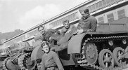 Panzer_I_ohne_aufbau_and_crew.jpg