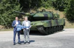 Foto-KNDS-LEOPARD-Stridsvagn-123-A_l-CEO-Florian-Hohenwarter-r-Pontus-Nordberg-Deputy-Directo...webp