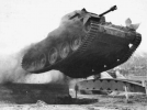 1975-Een-Leopard-I-tank-in-een-vliegende-start-.png